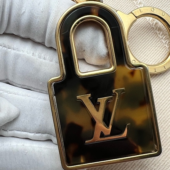 LOUIS VUITTON Porte Cles Confidence Bag Charm Key Ring Gold Metallic M65088 - Picture 6 of 17